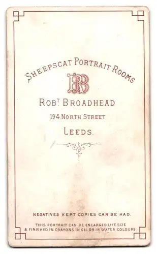 Fotografie R. Broadhead, Leeds, 194 North Street, Portrait süsses kleines Mädchen im niedlichen Kleidchen