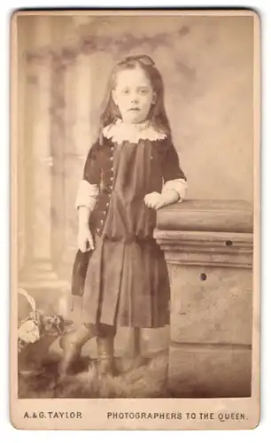 Fotografie A. & G. Taylor, Leeds, 84, Manningham Lane, Portrait bildschönes Mädchen mit Haarschleife
