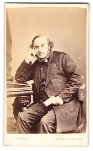 Fotografie E. Gregson, Halifax, Waterhouse St., Portrait sattlicher Mann mit Lincolnbart im Mantel