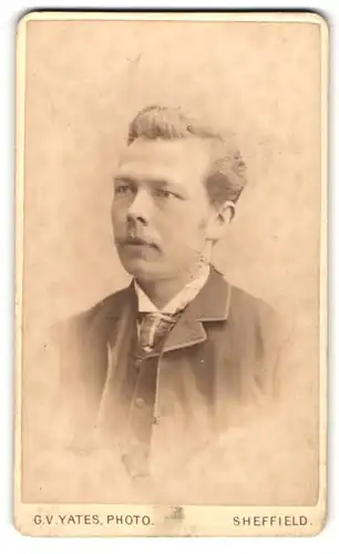 Fotografie G. V. Yates, Sheffield, Portrait junger charmanter Mann mit Schnurrbart