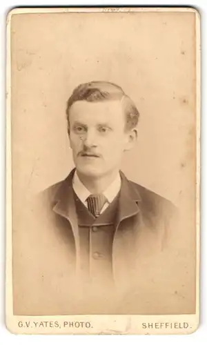 Fotografie G. V. Yates, Sheffield, Portrait charmanter Mann mit Oberlippenbart im Jackett