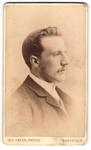 Fotografie G. V. Yates, Sheffield, Portrait junger Mann mit Schnurrbart im Jackett