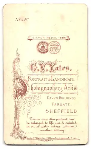 Fotografie G. V. Yates, Sheffield, Portrait junger Mann mit Schnurrbart im Jackett