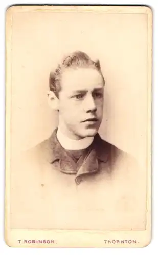 Fotografie T. Robinson, Thornton, Portrait junger blonder Mann im Jackett