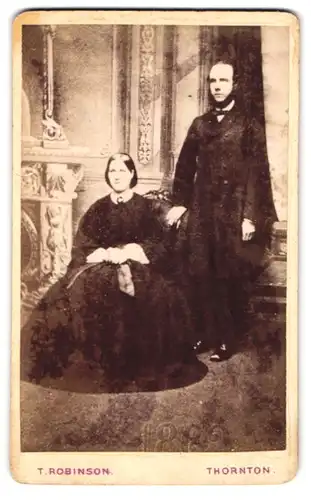Fotografie T. Robinson, Thornton, Portrait eines elegant gekleideten Paares
