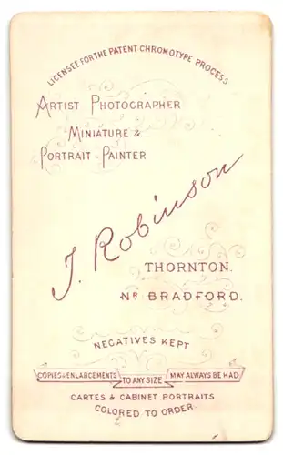 Fotografie T. Robinson, Thornton, Portrait eines elegant gekleideten Paares