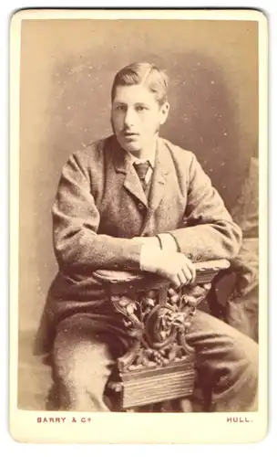Fotografie Barry & Co., Hull, Park Street, Portrait charmanter junger Mann mit Krawatte im Anzug