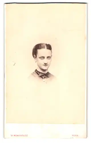 Fotografie W. Monkhouse, York, Portrait bildschönes Fräulein mit zurückgebundem Haar