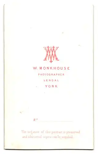 Fotografie W. Monkhouse, York, Portrait bildschönes Fräulein mit zurückgebundem Haar