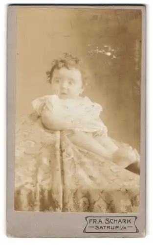 Fotografie Fr. A. Schark, Satrup i. A., Portrait niedliches Mädchen im weissen Kleidchen