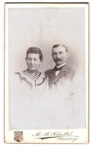 Fotografie M. B. Schultz, Flensburg, Norderhofenden 13, Portrait eines elegant gekleideten Paares