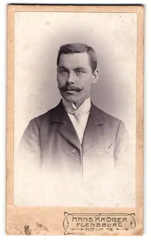 Fotografie Hans Kröger, Flensburg, Holm 12, Portrait stattlicher junger Mann mit Schnurrbart