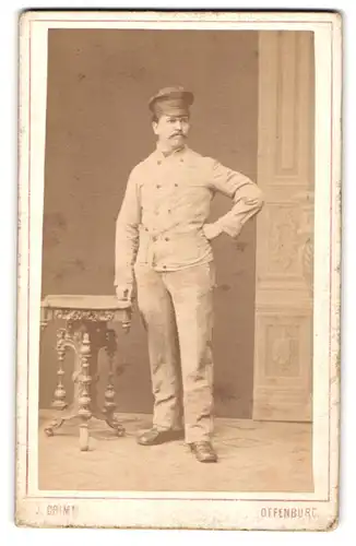 Fotografie J. Grimm, Offenburg, Portrait stattlicher Mann in Uniform mit Mütze