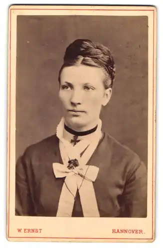 Fotografie W. Ernst, Hannover, Anger-Str. 13a, Portrait bildschönes Fräulein mit Flechtdutt