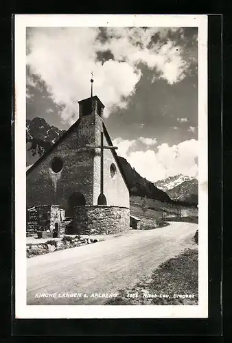 AK Langen a. Arlberg, Strassenpartie mit Kirche