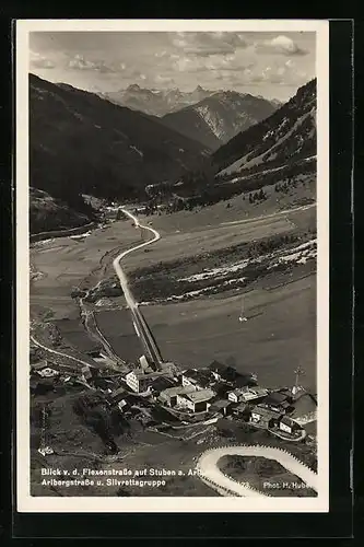 AK Stuben a. Arlberg, Blick v. d. Flexenstrasse auf den Ort, Arlbergstrasse und Silvrettagruppe