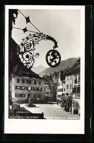 AK Feldkirch-Neustadt, Strassenpartie mit Gasthaus und Brunnen