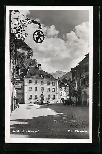 AK Feldkirch-Neustadt, Strassenpartie mit Gasthaus und Brunnen