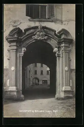 AK Neustift b. Brixen, Blick durch einen Torbogen