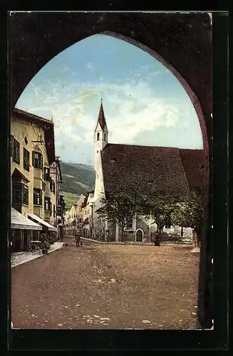AK Sterzing, Blick durch das Stadttor auf die Spitalkirche