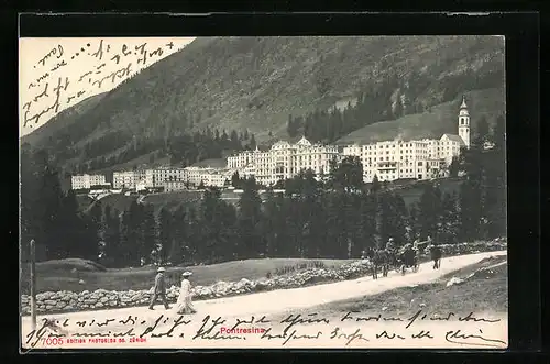 AK Pontresina, Kutsche am Uferweg, Blick auf die Hotelanlagen