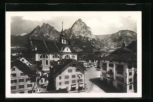 AK Schwyz, Stadtplatz mit Hotel Rössli und Blick auf die Mythen