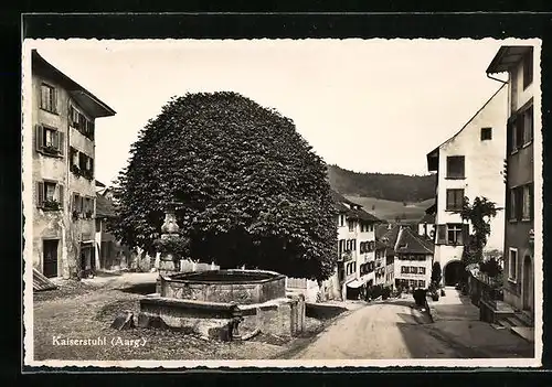 AK Kaiserstuhl, am Brunnen und Blick auf die Stadthäuser