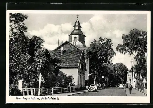 AK Petershagen / Weser, Bahnhofstrasse mit Kirche