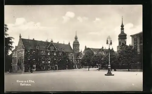 AK Riesa a. d. Elbe, auf dem Vorplatz des Rathauses