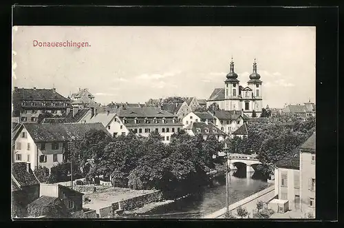 AK Donaueschingen, Blick von der kleonen Brücke zur Kirche