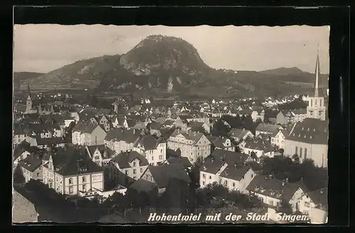 AK Singen, Blick über die Stadt auf Hohentwiel