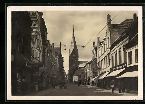 AK Flensburg, Grosse Strasse mit Geschäften und Kirche