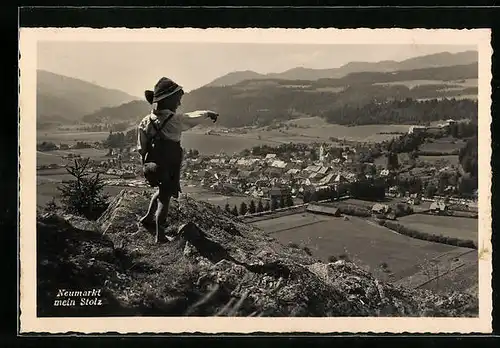 AK Neumarkt, Blick auf den Ort und Junge in Tracht