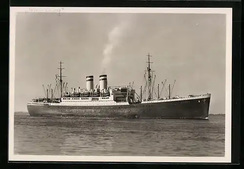 AK Schnelldampfer Hamburg der H.-A.-Linie sticht in See