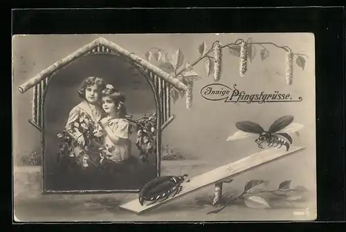 Künstler-AK Kinder in einem Häuschen, Maikäfer auf einer Wippe, Pfingstgruss
