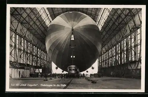 AK Friedrichshafen a. B., Luftschiff LZ127 Graf Zeppelin beim Einbringen in die Halle