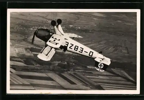 AK Militärflugzeug des Typs Bü 131 Jungmann fliegt einen Salto, 