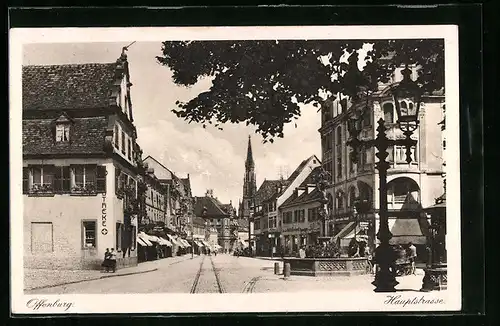 AK Offenburg, Hauptstrasse mit Geschäften, Apotheke und Brunnen