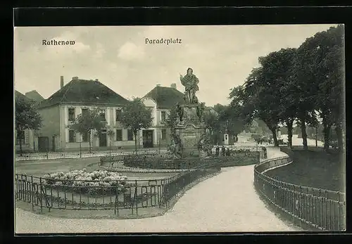 AK Rathenow, Paradeplatz mit Denkmal