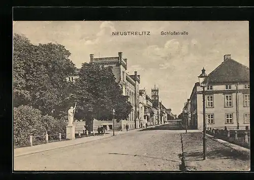 AK Neustrelitz, Schlossstrasse mit Passanten