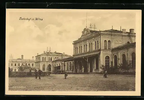 AK Wilna, Bahnhof mit Vorplatz und Passanten