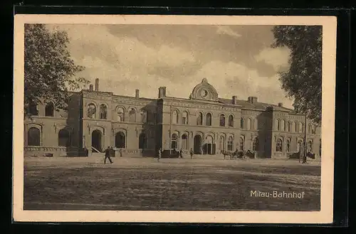 AK Mitau, Bahnhof mit Vorplatz und wartender Kutsche