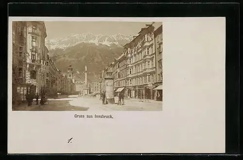 Foto-AK Fritz Gratl: Innsbruck, Strassenpartie mit Geschäften, Denkmal u. Litfasssäule