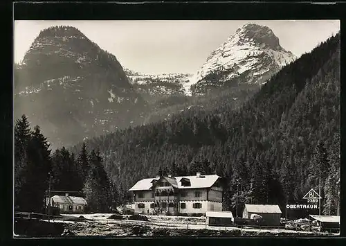 AK Obertraun, Ortspartie mit Blick auf Berggipfel