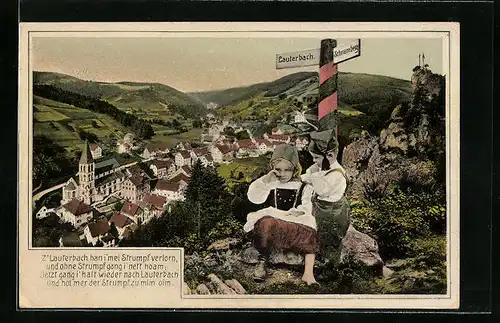 AK Lauterbach, Ortsansicht hinter Trachtenkindern mit verlorenem Strumpf