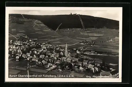 AK Oberwiesenthal, Blick auf den Ort mit Fichtelberg
