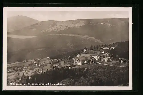 AK Brückenberg i. Rsgb., Gesamtansicht mit Blick zur Schneekoppe