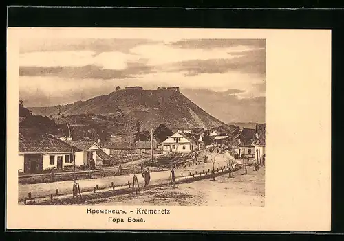 AK Kremenetz, Strassenpartie mit Blick zur Ruine