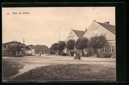 AK Wiek auf Wittow, Ortspartie mit Passanten
