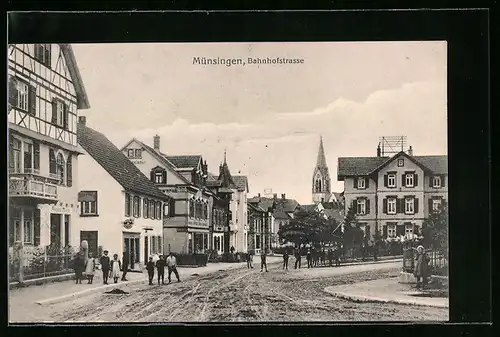 AK Münsingen, Bahnhofstrasse mit Kirche